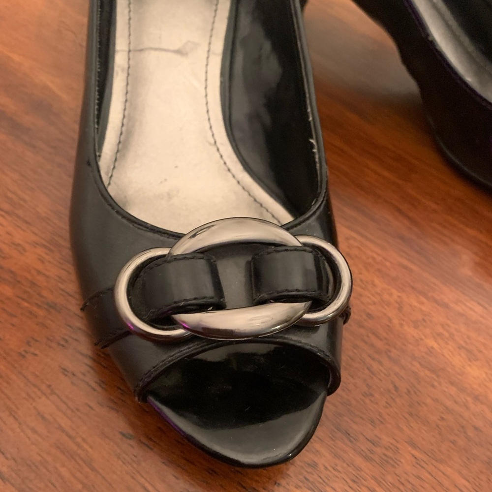 Merona Dark Grey patented leather open toed pumps size 8